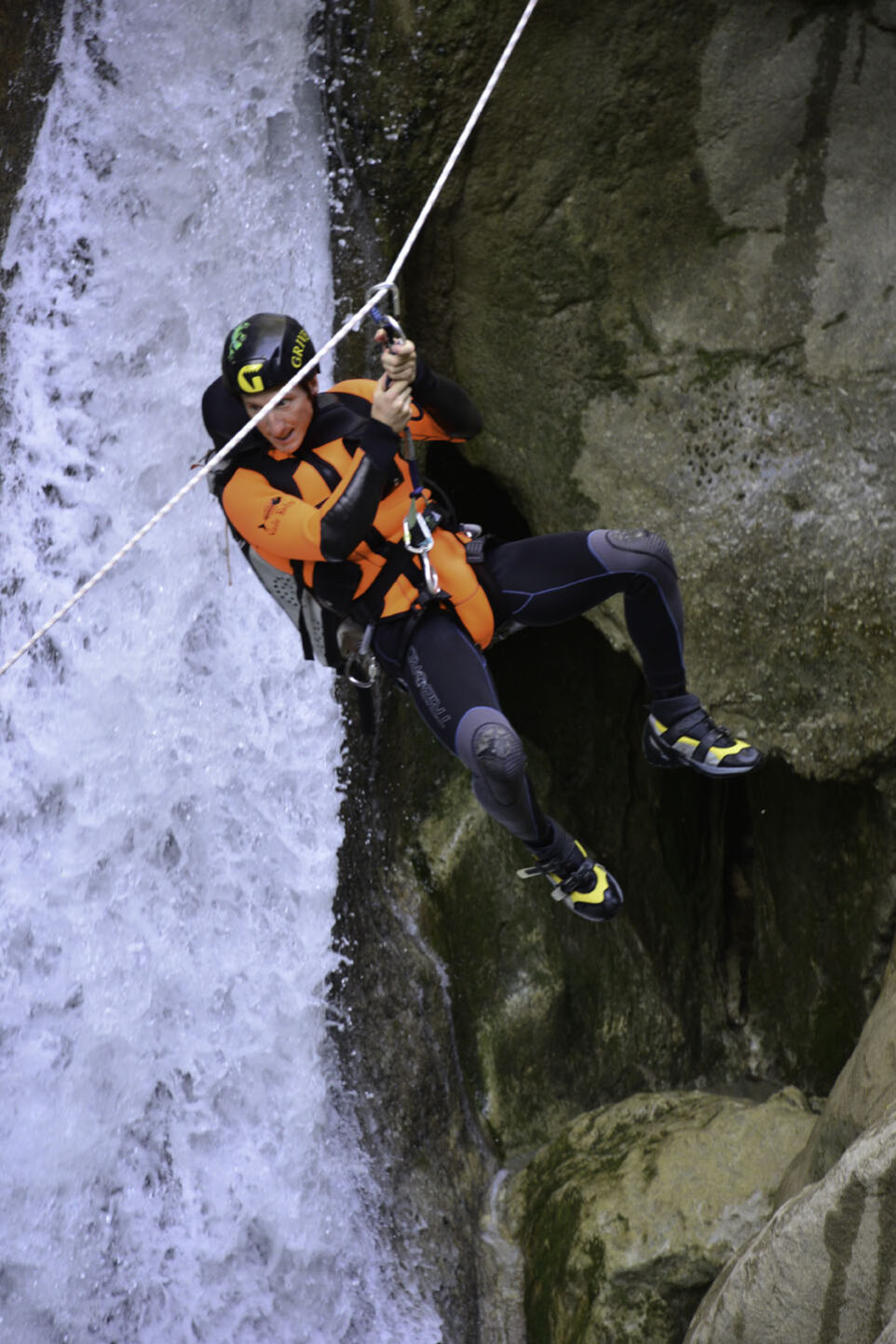 Tyrolienne pendant le canyoning dans le verdon