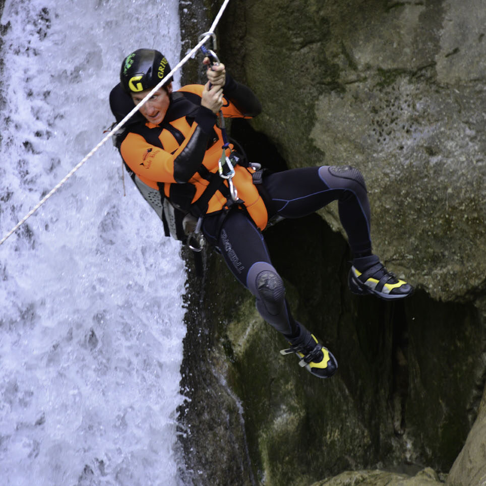 Tyrolienne pendant le canyoning dans le verdon