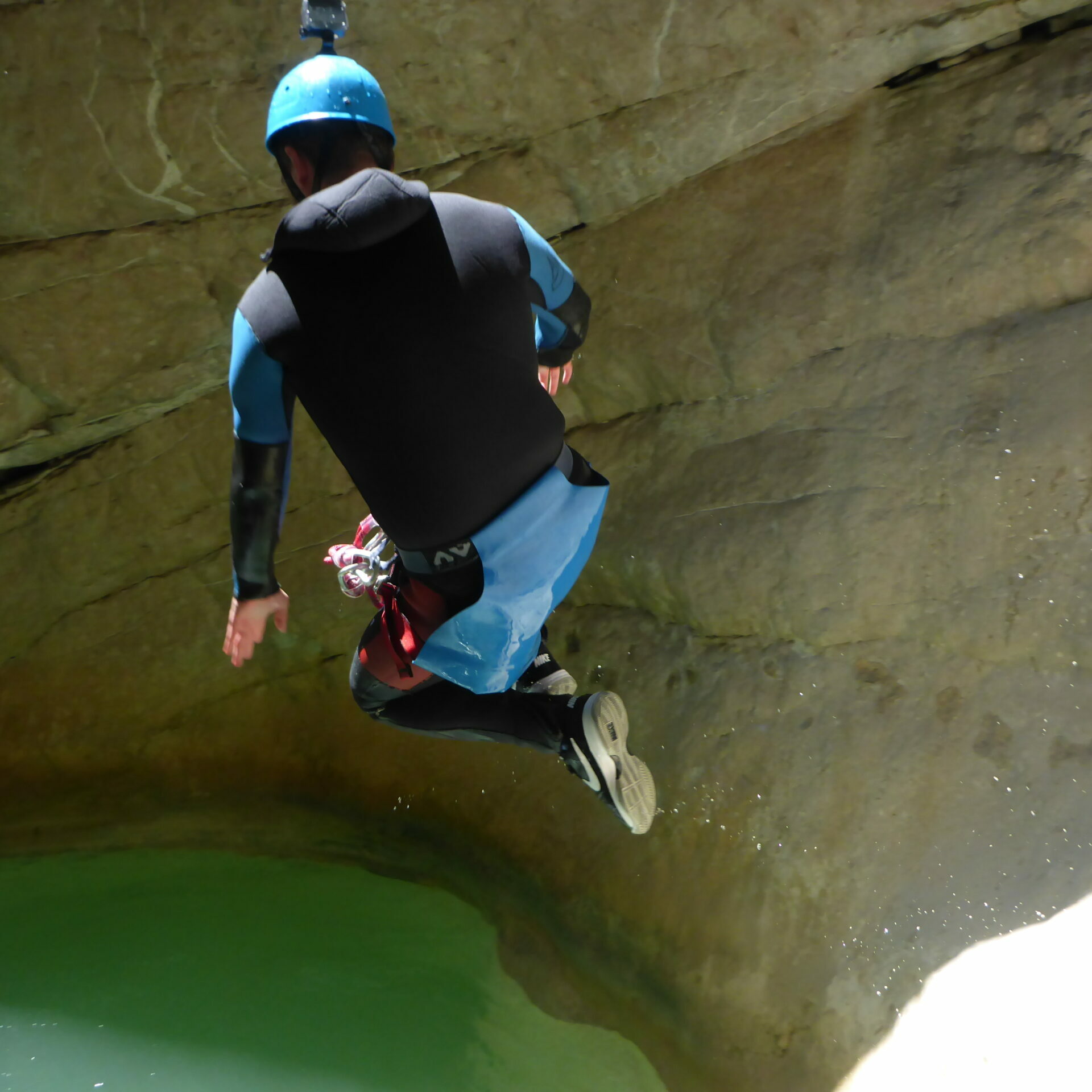 saut dans piscine naturelle Verdon canyoning
